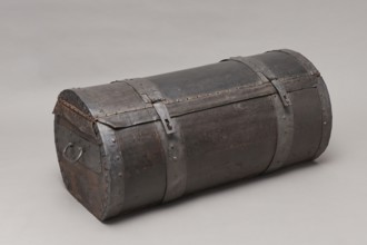 Trunk, A TUBE in the shape of a cylinder truncated at the base, covered with thick leather and