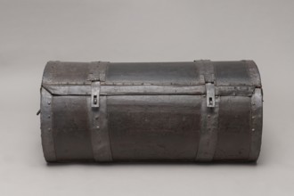 Trunk, A TUBE in the shape of a cylinder truncated at the base, covered with thick leather and