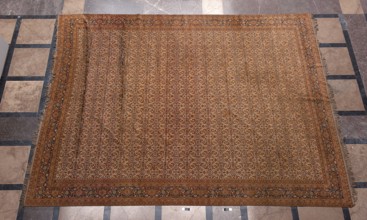 Carpet, Knotted decorative woven fabric carpet, 19th century, Iran. In the central field on a light