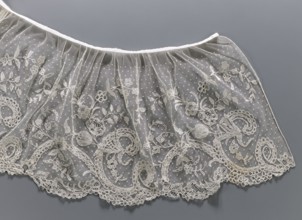 Collar; Lace collar so-called berta with a pattern of flowers, leaves and small dots in the