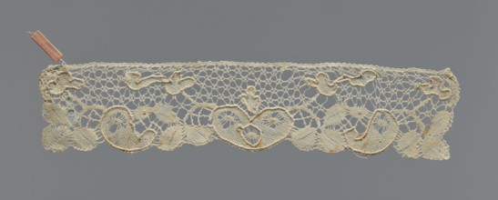 Cuff, cuffs; fashion accessory; lace. Pattern of leaves and palmettes at the lower edge. Mesh