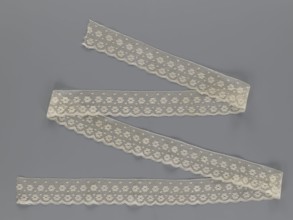 Lace fragment, tied in the form of a belt with one-sided arched serrations. Regular ornament:
