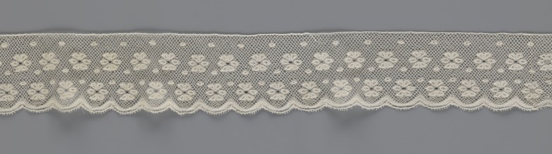 Lace fragment, tied in the form of a belt with one-sided arched serrations. Regular ornament: