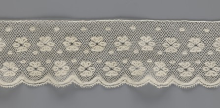 Lace fragment, tied in the form of a belt with one-sided arched serrations. Regular ornament: