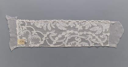 Lace fragment, A leafy tendril with fruit is arranged along the lower edge. At the upper edge, a