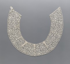 Collar;, Semicircular lace collar with elongated corners shape obtained using darts, decorated with