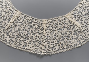 Collar, floral ornaments, semicircular shape obtained using darts with elongated corners, de brides