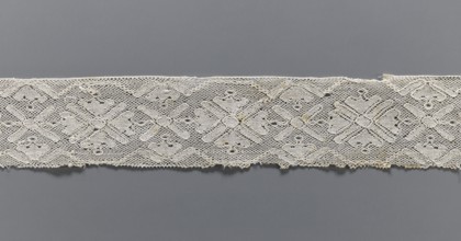 Lace fragment, bobbin lace with rosettes, the rosettes are framed by a tendril motif at the top and