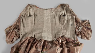 Two-piece robe à la française dress, silk in the colour of dried rose with motifs of colourful