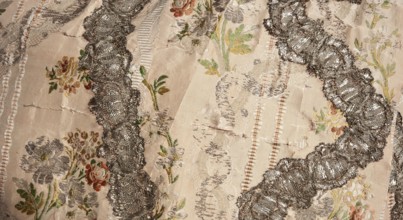 Robe à la française robe à paniers à coudes, two-piece, pink grosgrain with swirling silver