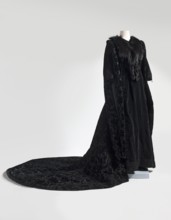 Dress - Helena Modrzejewska's stage coat. Coat of black patterned velvet, long, opens at the front,