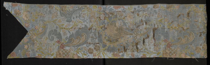 Fabric fragment, origin unknown, early 18th century, France. Silk lisère warp satin fragment cut in