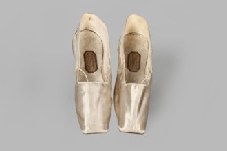 Women's slippers by Wincenty Witoszynski, ca. 1840–1850. Shallow, flat women's slippers made of