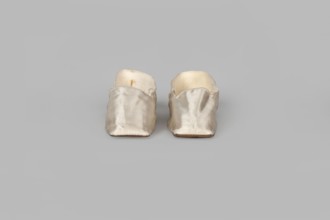 Women's slippers made of white silk with symmetrical thin leather soles and straight-cut toes.