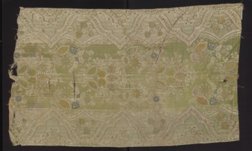 Fabric fragment, broached silk damask, early 1st quarter of the 18th century, France. Warp-covered