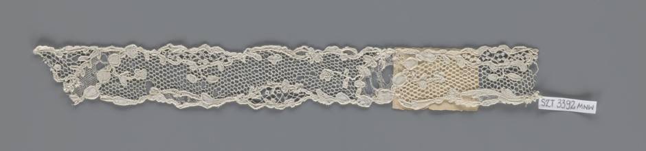 Lace fragment, lace with an ornament carried on two edges by a free tendril and carried diagonally