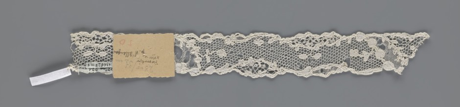 Lace fragment, lace with ornament carried on two edges with a free tendril, also carried diagonally