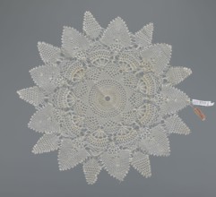 Napkin, napkin, lace napkin, white, round with large triangular teeth along the edge, concentric