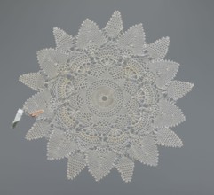 Napkin, napkin, lace, lace napkin, white, round with large triangular teeth along the edge;