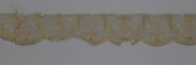 Lace fragment, lace strip finished with flat arched teeth on one side and straight on the other; in