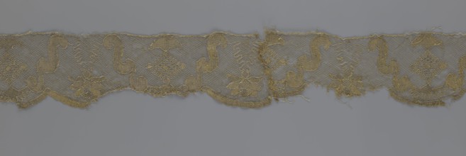 Lace fragment, lace strip finished with flat arched teeth on one side and straight on the other; in