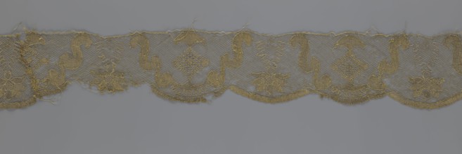 Lace fragment, lace strip finished with flat arched teeth on one side and straight on the other; in