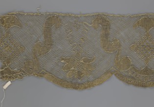Lace fragment, lace strip finished with flat arched teeth on one side and straight on the other; in