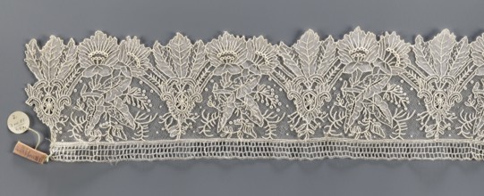Lace fragment, Plant ornaments; with a pattern of stylized leaves and flowers, serrated on one side