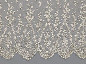 Lace fragment — shuttlecock; lace; clothing accessory; fashion. Lower edge: semicircular serrations