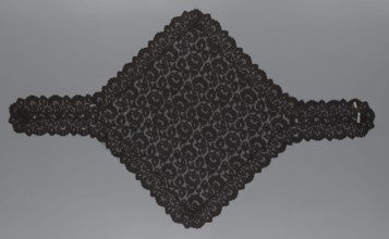 Cape, lace, in the form of a square with two wide, elongated lace ties. Continuous floral ornament