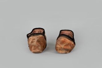 Slippers, origin China, 19th century. Women's footwear: slippers with haberdashery decorations.