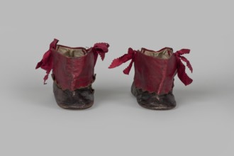 Women's ankle boots made of graphite full-grain leather with red leather uppers tied on the outside