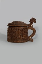 Wooden tankard, carved, probably a peg tankard;, Pear-shaped wooden tankard, round, richly
