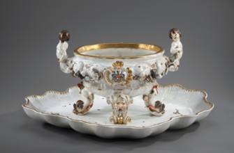 Vase from the swan service, Koenigliche Porzellain Fabrique, Meissen 1737–1741. Authors: Eberlein,