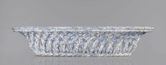 Openwork basket, Cmielów faience and porcelain factory; 1804-. Openwork, wallpaper patterns. Basket