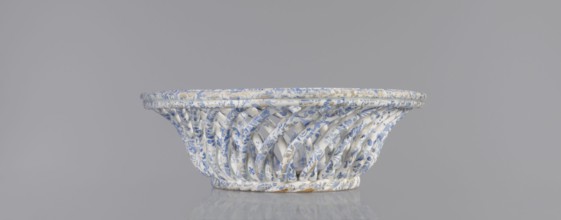 Openwork basket, faience and porcelain, Cmielów factory est. 1804. Openwork, wallpaper-pattern