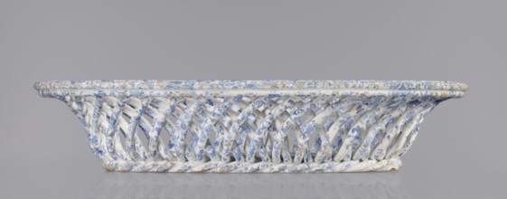Openwork basket, Cmielów faience and porcelain factory; 1804-. Openwork basket with an oval