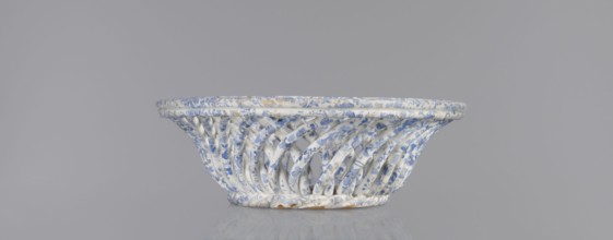 Openwork basket, Cmielów faience and porcelain factory est. 1804. Openwork, oval cross-section