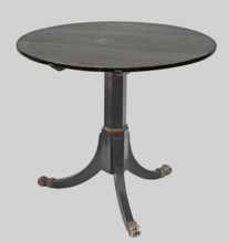 Table, provenance, animal paws; Empire style; cymatium ornament. Round tilting top supported by a