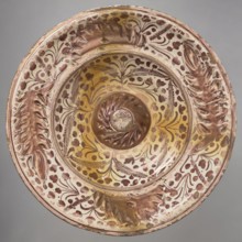 Round platter, profiled with a slightly convex center of the bowl-shaped bottom, with a cylindrical