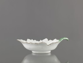 Leaf-shaped bowl, leaf-shaped bowl on a ring-shaped foot. Rims cut in the shape of leaves,