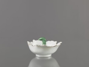 Leaf-shaped bowl, Wierbilki/near Moscow porcelain factory; 1766- . Leaf-shaped bowl on a