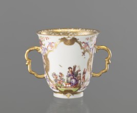 Two-handled cup, Koenigliche Porzellain Fabrique, Meissen ca. 1720–1735. Hoeroldtmalerei;
