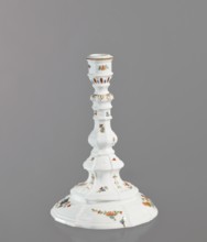 Candlestick, Königliche Porzellan-Manufaktur Meissen ca. 1750. One-candle candlestick with profiled