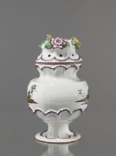 Pot-pourri vase with lid by Johann Georg Buchwald Cologne; 1769–1771. Porcelain vessel with a