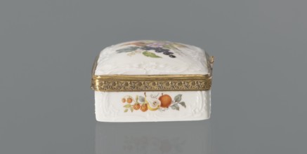 Snuffbox tin, Koenigliche Porzellan Manufaktur KPM; Berlin; 1763–1918. Snuffbox in the form of a