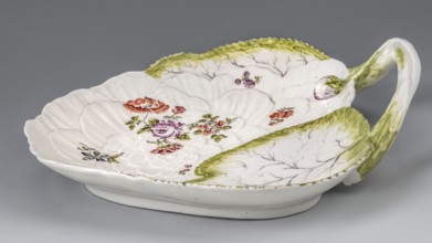 Leaf plate, Kaiserliche Porzellanmanufaktur in Wien 1744–1864. Leaf-shaped dessert plate with