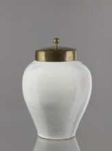 Tobacco jar with brass lid. Faience, De Vergulde Blompot factory; 1616–1841 and Delft ceramics