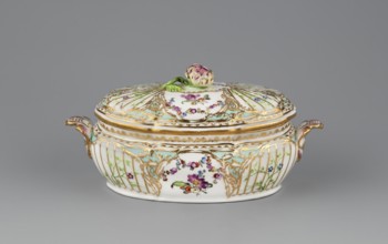 Vase with a lid, with Reliefzierat decoration, Koenigliche Porzellan Manufaktur KPM ; Berlin ;