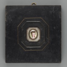 Woman's head in a high wig. Portrait en trois-quarts of a woman with a high blond wig trimmed with